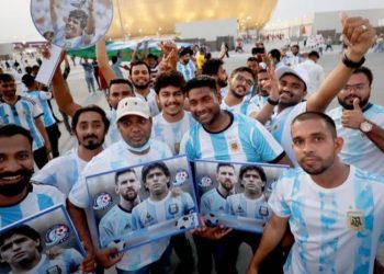 Acusan a Qatar de contratar a falsos hinchas internacionales para el Mundial de fútbol