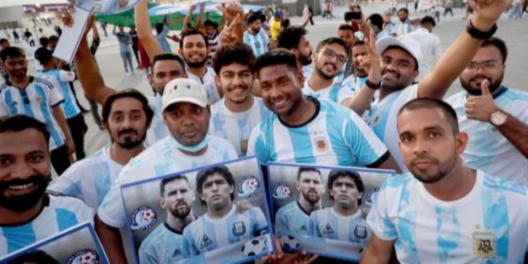 Acusan a Qatar de contratar a falsos hinchas internacionales para el Mundial de fútbol