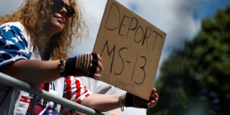 Acusan a siete pandilleros de la MS-13 de matar a dos reos en una prisión de Texas