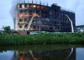 Acusan de homicidio a dueño de fábrica incendiada en Bangladesh