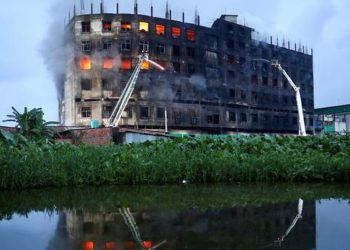 Acusan de homicidio a dueño de fábrica incendiada en Bangladesh