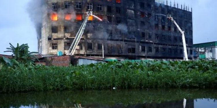 Acusan de homicidio a dueño de fábrica incendiada en Bangladesh