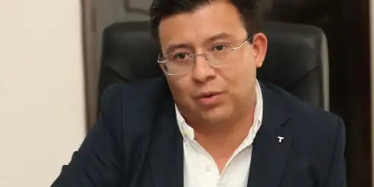 Adim Maldonado asume liderazgo de la bancada de la UNE, reemplazando a Inés Castillo