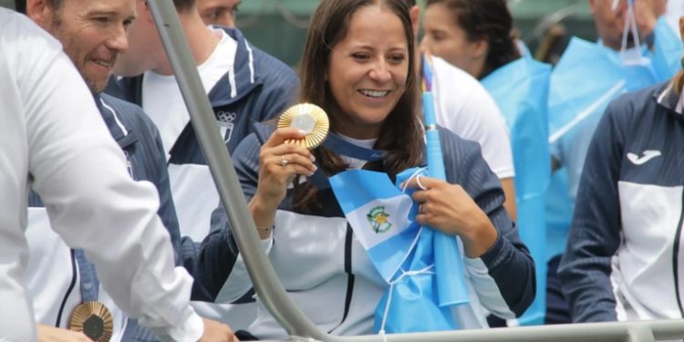 Adriana Ruano es Recibida con Caravana Masiva tras Ganar Oro Olímpico
