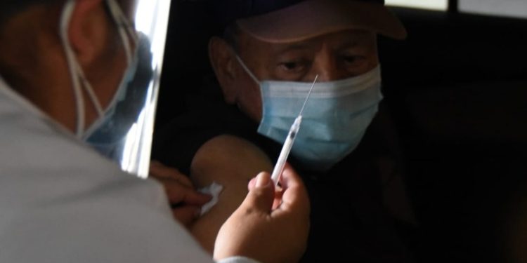 Adultos mayores se vacunan de manera rápida