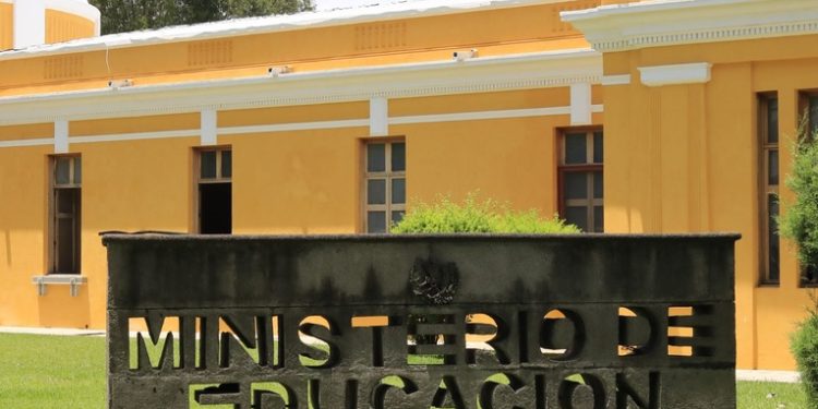 Advierten de estafas por plazas en el MINEDUC