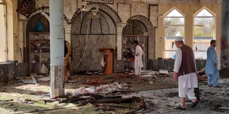 Afganistán: explosión en mezquita deja al menos 50 muertos
