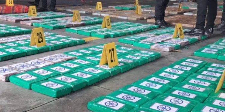 Agentes antinarcóticos decomisan 1.5 toneladas de cocaína en operativo portuario