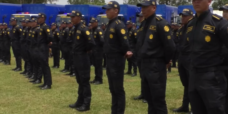 Agentes de la PNC reciben nuevos uniformes, chalecos antibalas y motocicletas