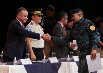 Agentes de la Policía Nacional Civil certificados en el manejo del idioma inglés