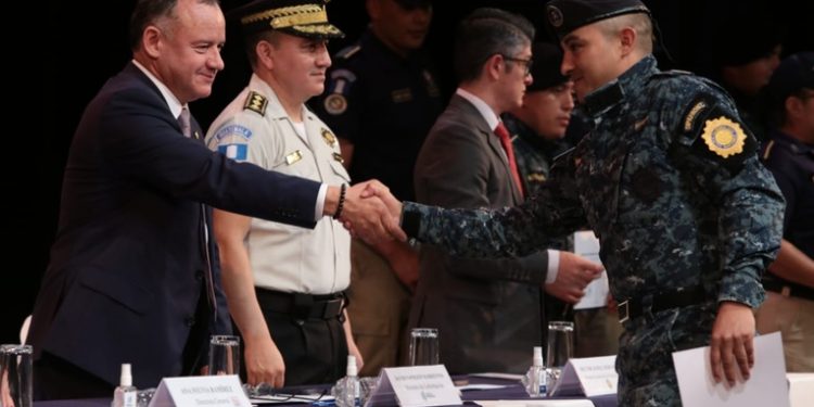 Agentes de la Policía Nacional Civil certificados en el manejo del idioma inglés