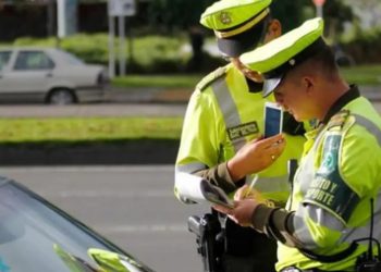 Agentes de tránsito en la capital equipados con cámaras para monitorear procedimientos viales
