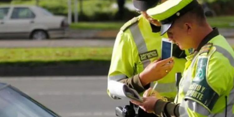 Agentes de tránsito en la capital equipados con cámaras para monitorear procedimientos viales