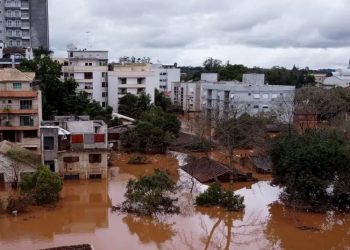 Agua en el sur de Brasil baja de a poco y muestra estragos