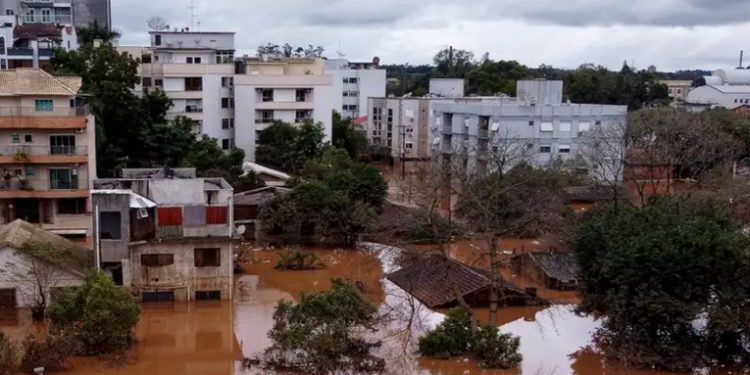 Agua en el sur de Brasil baja de a poco y muestra estragos