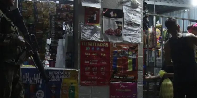 AI: en El Salvador, violencia oficial desplaza a la de maras