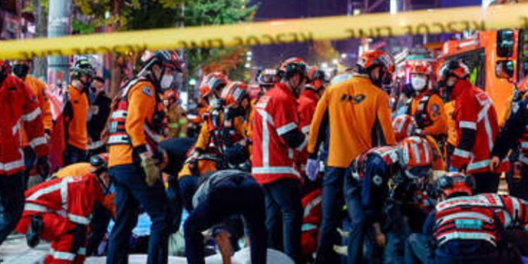 Al menos 146 muertos y 150 heridos en una estampida en Seúl