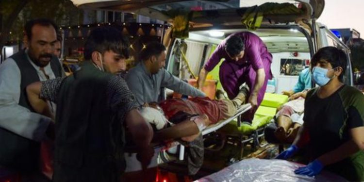 Al menos 15 muertos en ataques fuera del aeropuerto de Kabul