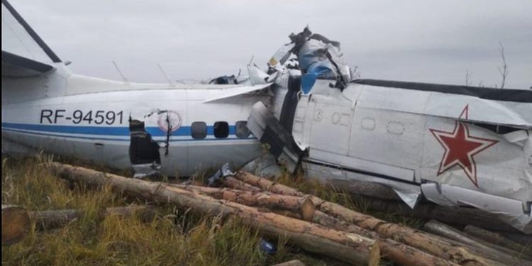 Al menos 16 personas mueren al estrellarse un avión en Rusia