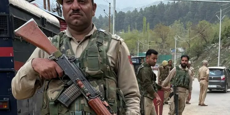 Al menos 26 muertos en ataque contra turistas en Cachemira