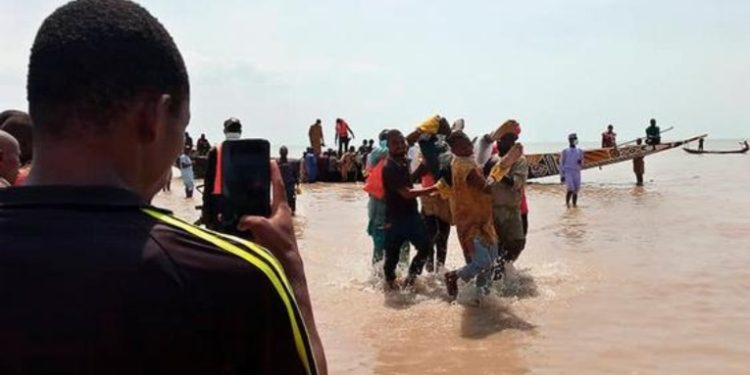 Al menos 29 fallecidos, la mayorí­a niños, en un naufragio en Nigeria