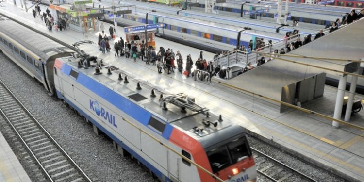 Al menos 30 heridos tras el descarrilamiento de un tren en Seúl