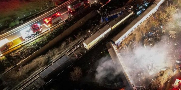 Al menos 36 muertos en accidente de tren de pasajeros en Grecia