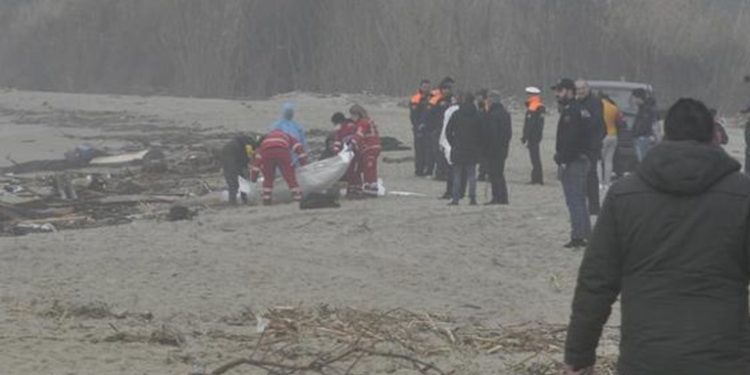 Al menos 40 migrantes mueren en naufragio en la costa de Italia