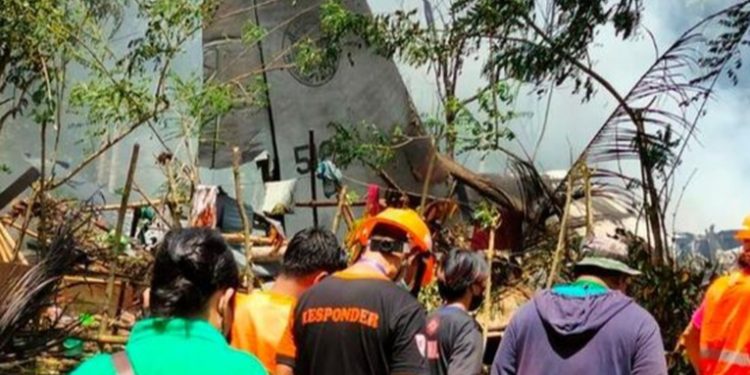Al menos 45 muertos en accidente de avión militar en Filipinas