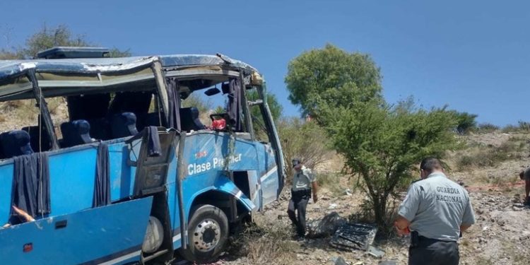 Al menos 6 muertos y 19 heridos deja la volcadura de un autobús que transportaba migrantes en México