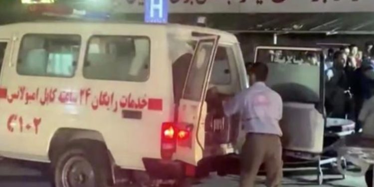 Al menos 72 muertos en ataques fuera del aeropuerto de Kabul