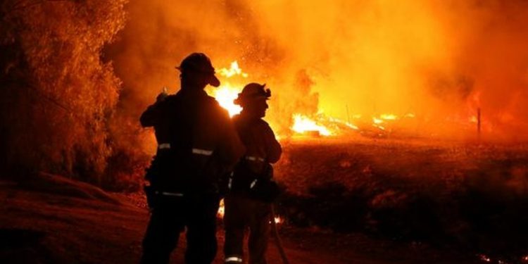 Al menos cuatro muertos y miles de evacuados por los incendios en California