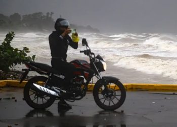 Al menos doce muertos en caída de avión al mar en Honduras
