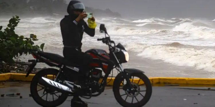 Al menos doce muertos en caída de avión al mar en Honduras