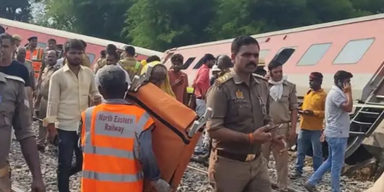 Al menos dos muertos tras descarrilarse un tren en la India