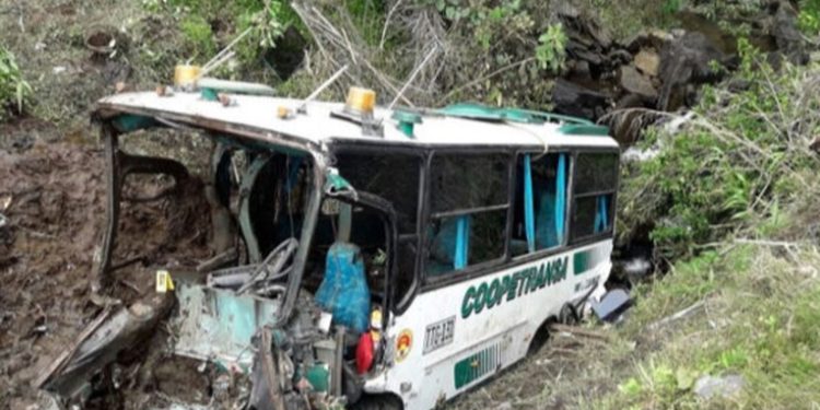 Al menos siete muertos y 31 heridos en un accidente de autobús en Colombia
