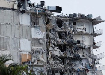 Al menos un muerto por derrumbe de edificio en Miami Beach