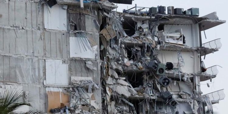 Al menos un muerto por derrumbe de edificio en Miami Beach
