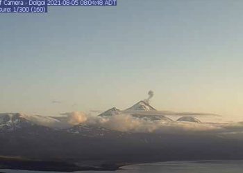 Alaska registra la erupción de tres volcanes que arrojan lava y ceniza