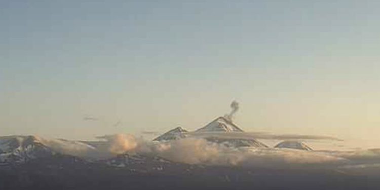 Alaska registra la erupción de tres volcanes que arrojan lava y ceniza