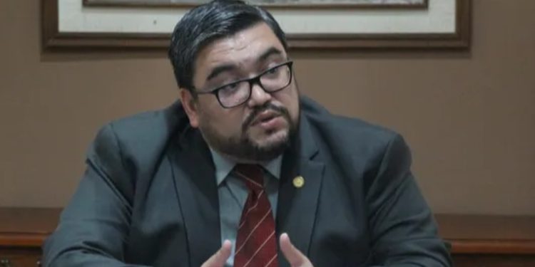 Alberto Pimentel asegura que el precio de los combustibles continúa disminuyendo