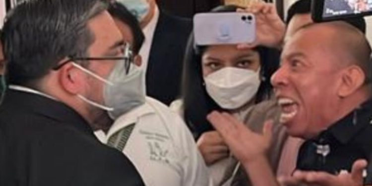 Alberto Pimentel y el diputado Aldo Dávila protagonizaron una fuerte discusión