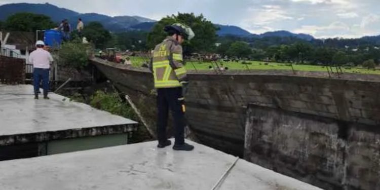 Alcalde de Mixco exige reparación urgente del muro del Cementerio Las Flores tras daños por lluvias