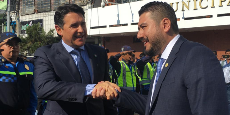 Alcalde Javier Gramajo y Alcalde capitalino Ricardo Quiñonez firman convenio para construcción de 5 proyectos