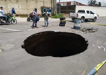 Alcalde Neto Bran se niega a reparar el agujero que se abrió en una carretera de ese municipio
