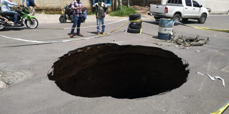 Alcalde Neto Bran se niega a reparar el agujero que se abrió en una carretera de ese municipio