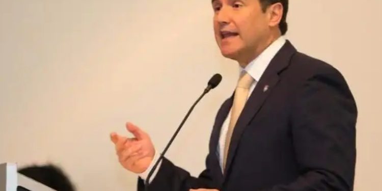 Alcalde Ricardo Quiñonez, supervisa trabajos de construcción de 19 estaciones del Transmetro