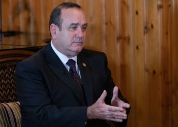 Alejandro Giammattei conversa con el presidente de Ucrania Volodí­mir Zelenski