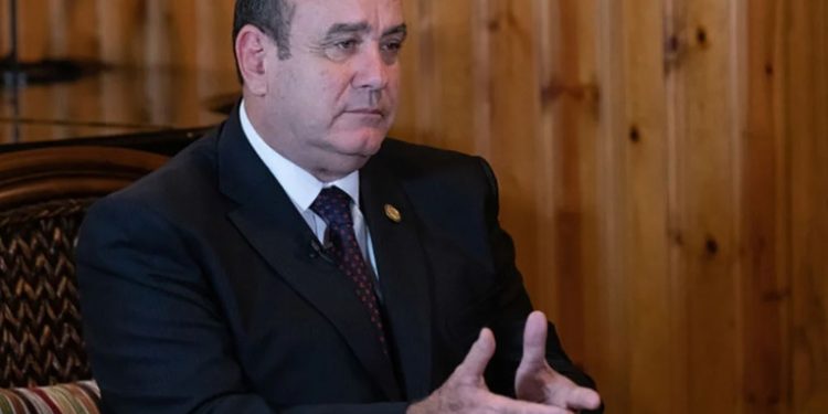 Alejandro Giammattei conversa con el presidente de Ucrania Volodí­mir Zelenski