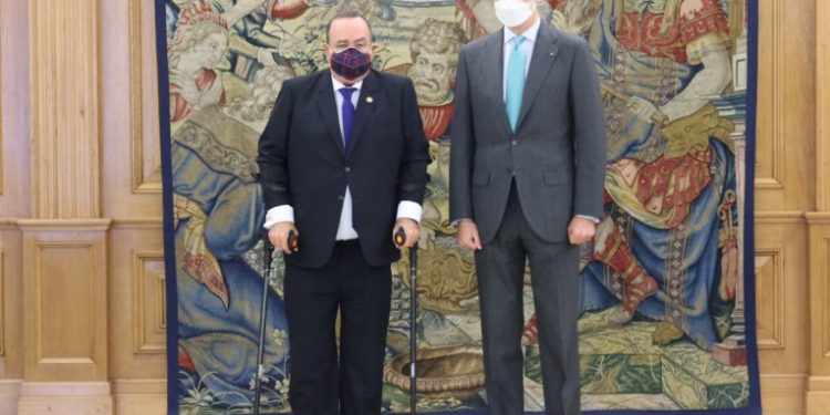 Alejandro Giammattei se reúne con el Rey Felipe de España